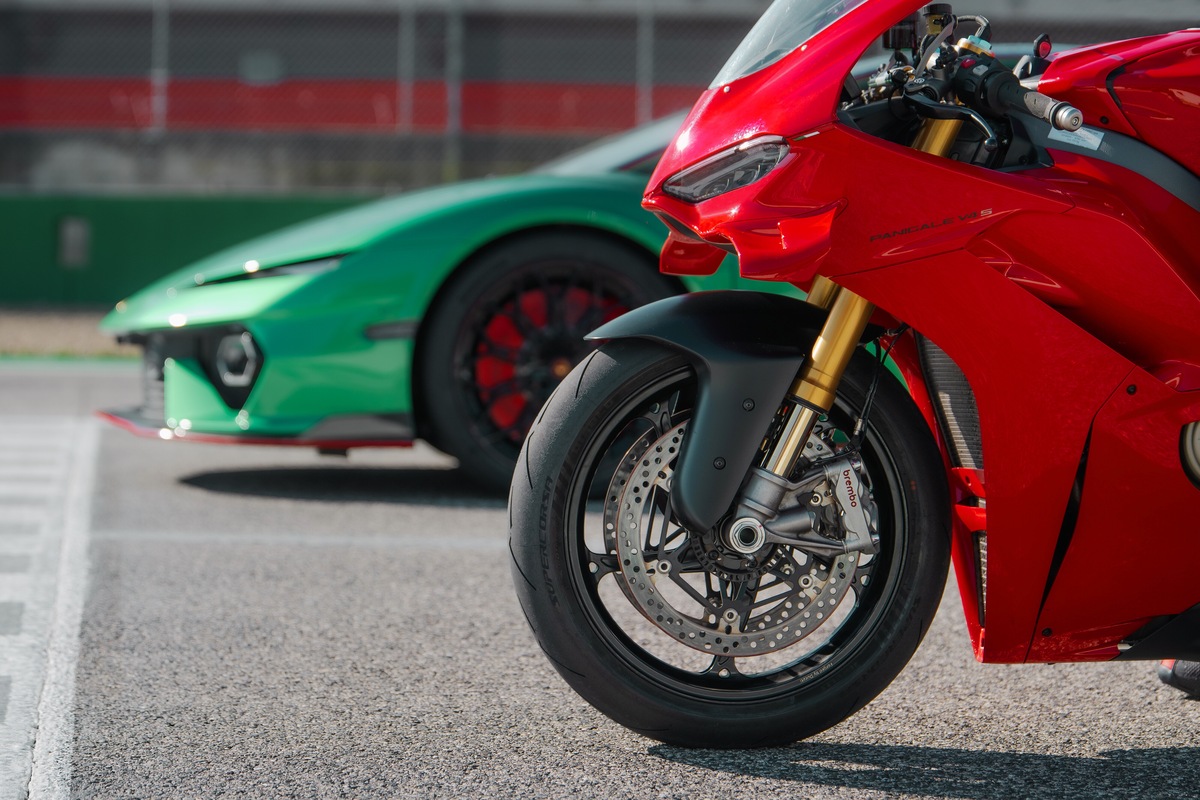 Lamborghini Temerario vs Ducati Panigale V4: le foto della gara