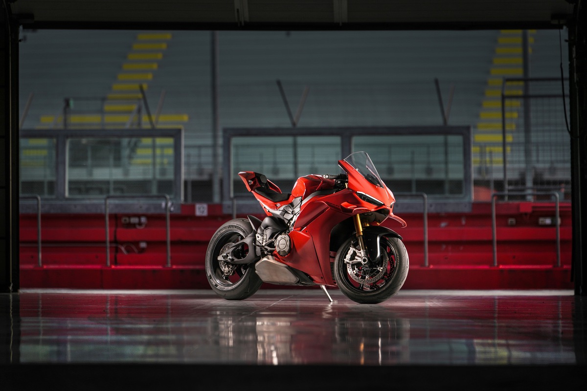 Lamborghini Temerario vs Ducati Panigale V4: le foto della gara