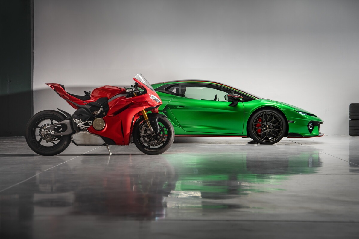 Lamborghini Temerario vs Ducati Panigale V4: le foto della gara