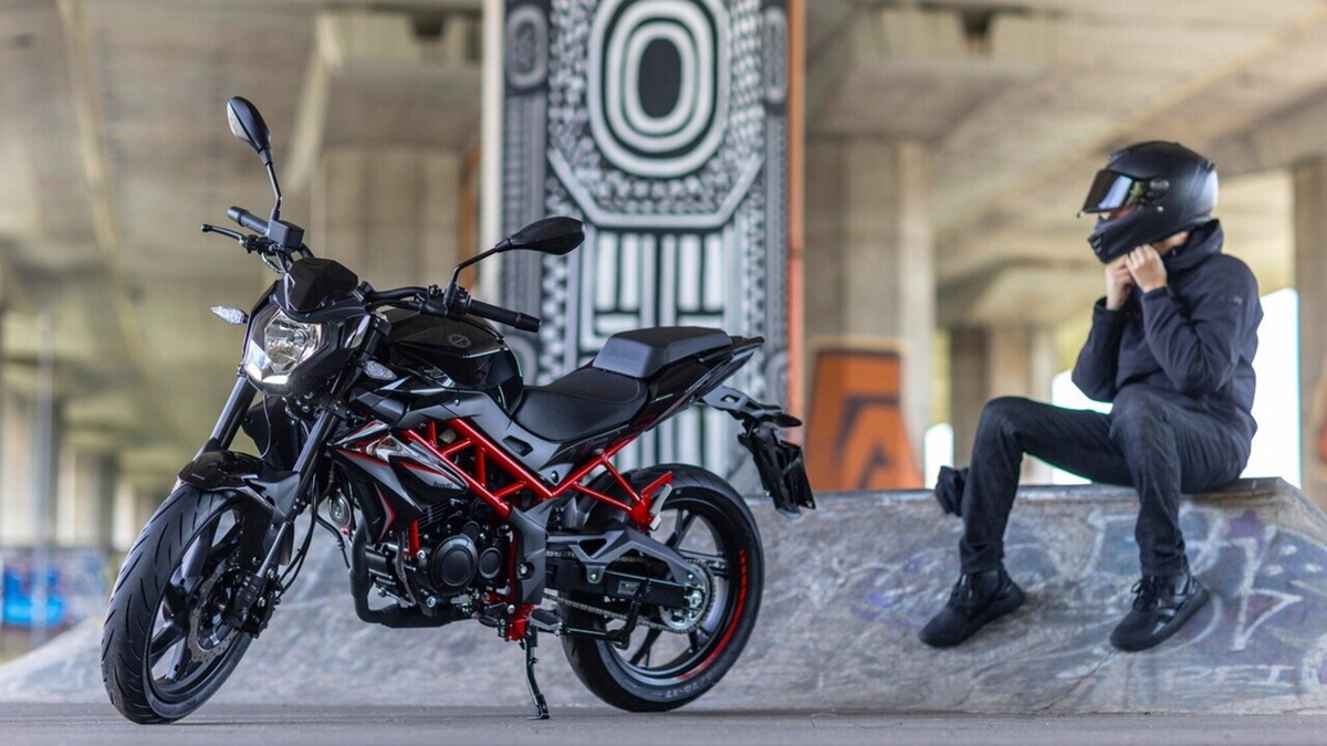 Benelli, la BN 125 si aggiorna: le novità della piccola roadster