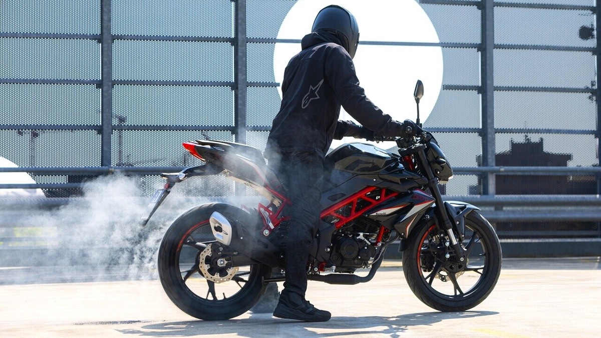 Benelli BN 125: LE FOTO