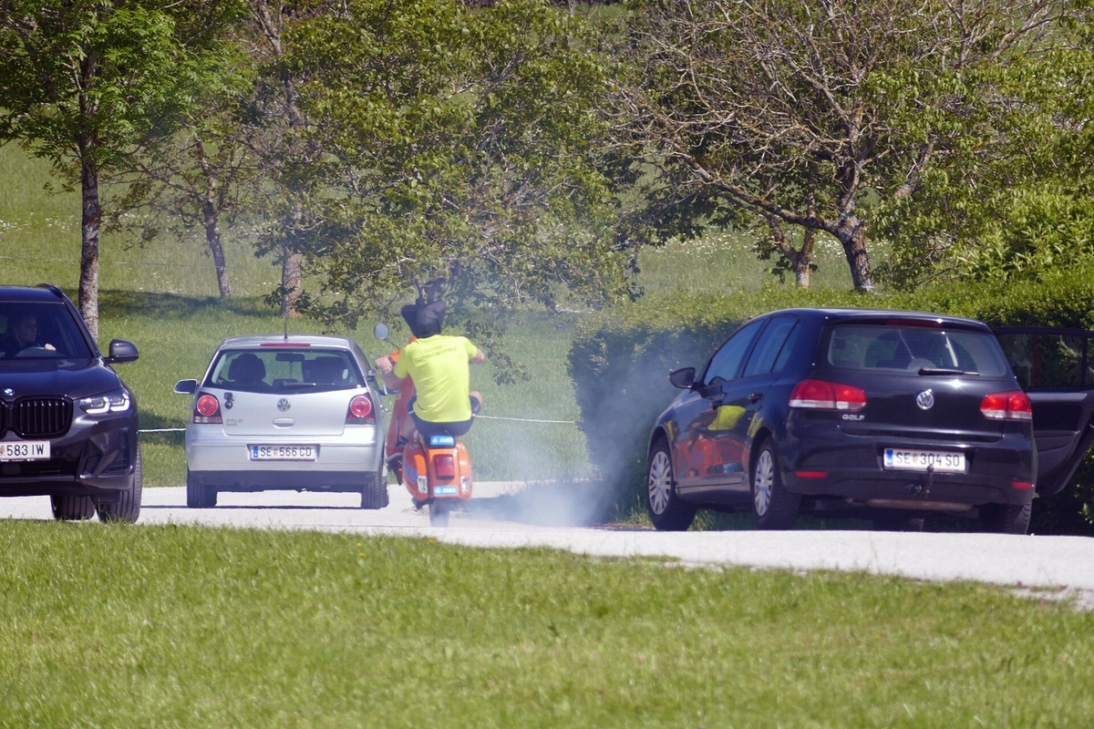 Impenna bendato per 4,5 km con la Vespa: le foto dell'ultima impresa di Guenter Schachermayr