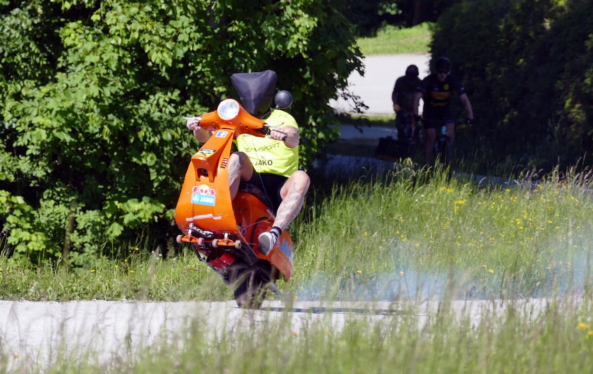 Impenna bendato per 4,5 km con la Vespa: le foto dell'ultima impresa di Guenter Schachermayr