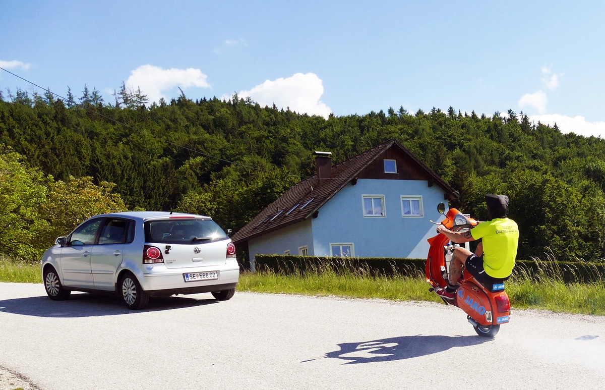 Impenna bendato per 4,5 km con la Vespa: le foto dell'ultima impresa di Guenter Schachermayr