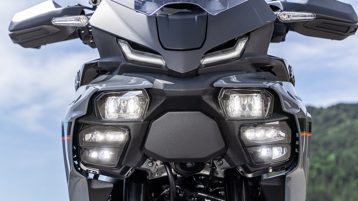 Yamaha Tracer 9 GT: piacere di guida notturna con i fanali Matrix LED