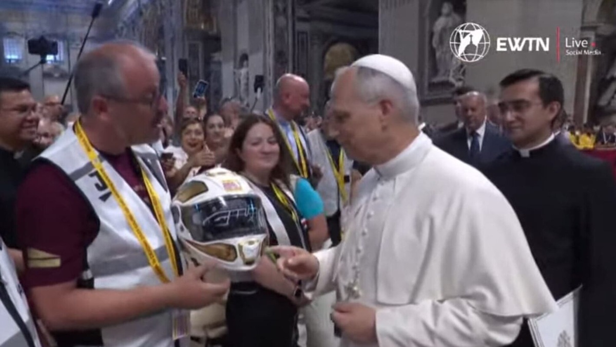 Giubileo: consegnato a Papa Leone XIV un casco GIVI come simbolo del mondo motociclistico