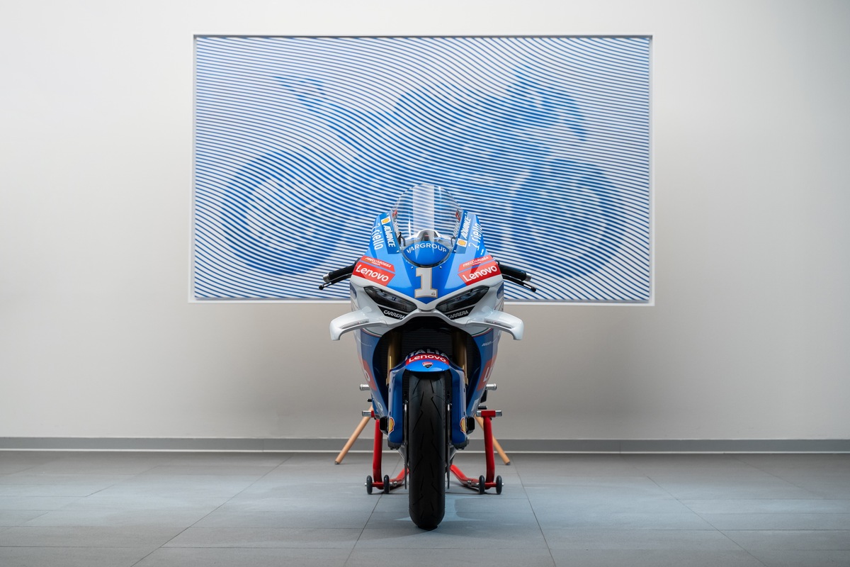 Ducati Panigale V4 Tricolore Italia: le foto dell'opera d'arte di Andrea Crespi