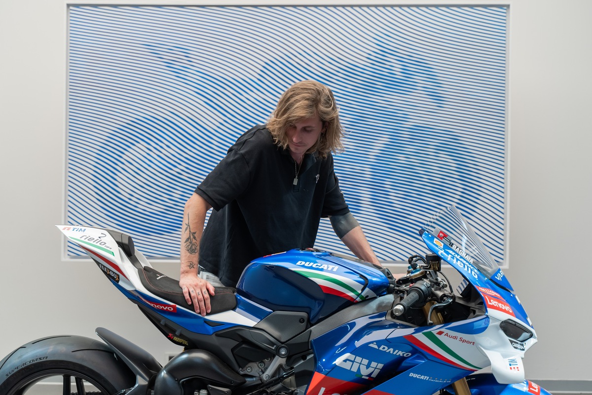 Ducati Panigale V4 Tricolore Italia: le foto dell'opera d'arte di Andrea Crespi