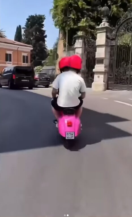 Ed Sheeran gira per Roma in sella ad una Vespa rosa con Alfa e Ultimo