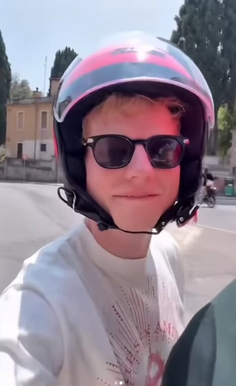 Ed Sheeran gira per Roma in sella ad una Vespa rosa con Alfa e Ultimo
