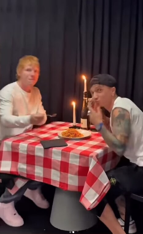 Ed Sheeran gira per Roma in sella ad una Vespa rosa con Alfa e Ultimo