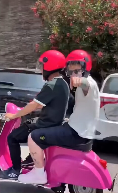 Ed Sheeran gira per Roma in sella ad una Vespa rosa con Alfa e Ultimo