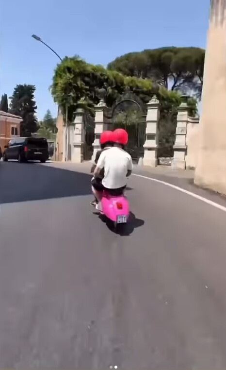 Ed Sheeran gira per Roma in sella ad una Vespa rosa con Alfa e Ultimo
