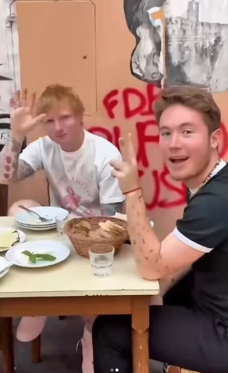 Ed Sheeran gira per Roma in sella ad una Vespa rosa con Alfa e Ultimo