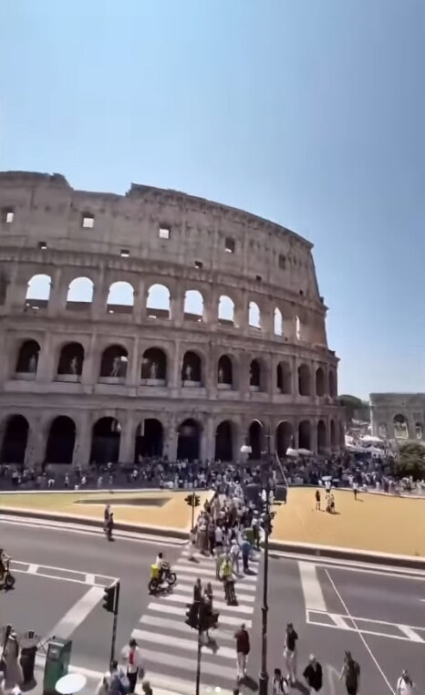 Ed Sheeran gira per Roma in sella ad una Vespa rosa con Alfa e Ultimo