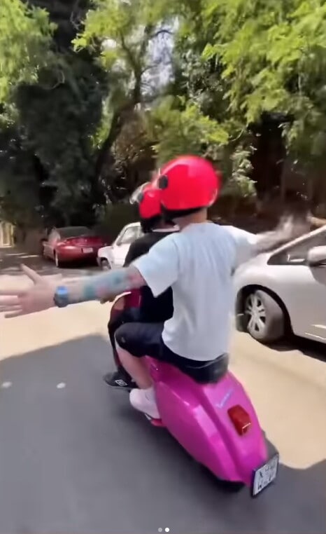 Ed Sheeran gira per Roma in sella ad una Vespa rosa con Alfa e Ultimo