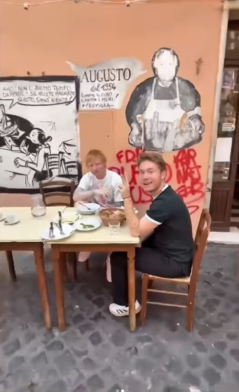 Ed Sheeran gira per Roma in sella ad una Vespa rosa con Alfa e Ultimo