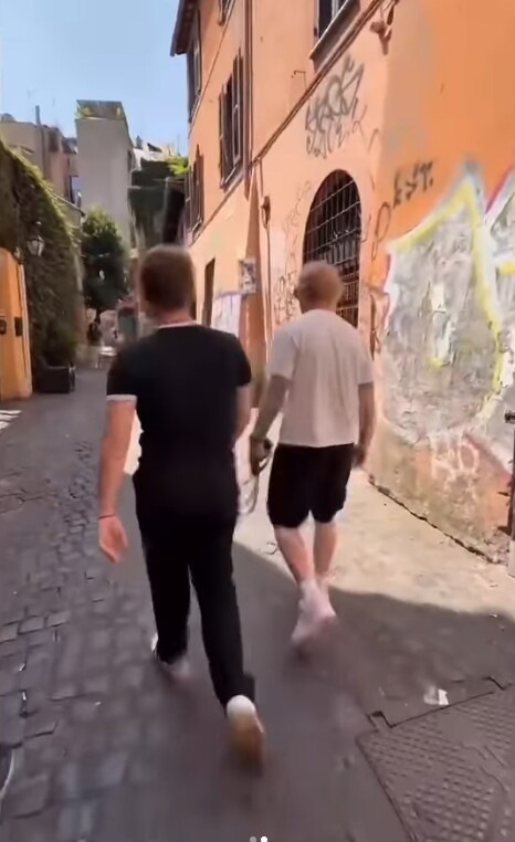 Ed Sheeran gira per Roma in sella ad una Vespa rosa con Alfa e Ultimo