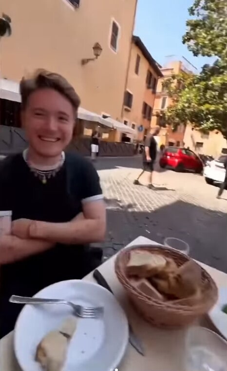 Ed Sheeran gira per Roma in sella ad una Vespa rosa con Alfa e Ultimo