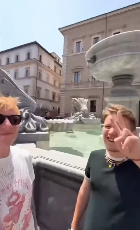Ed Sheeran gira per Roma in sella ad una Vespa rosa con Alfa e Ultimo