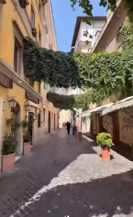 Ed Sheeran gira per Roma in sella ad una Vespa rosa con Alfa e Ultimo