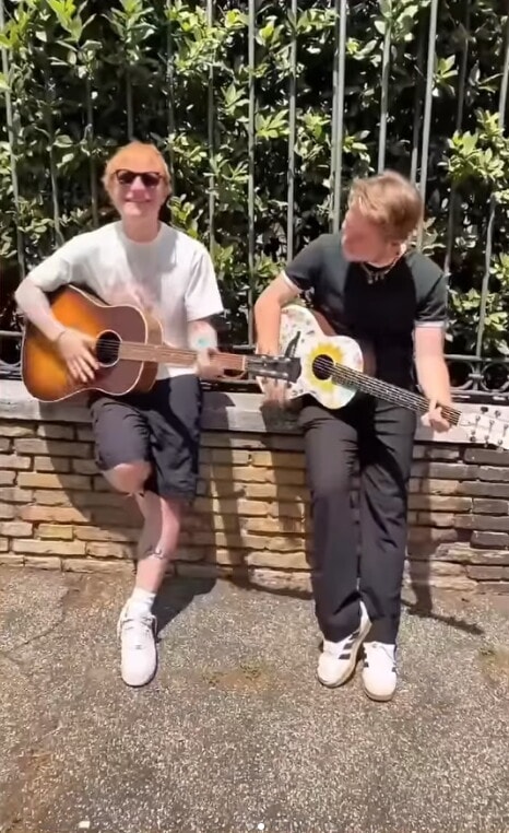 Ed Sheeran gira per Roma in sella ad una Vespa rosa con Alfa e Ultimo