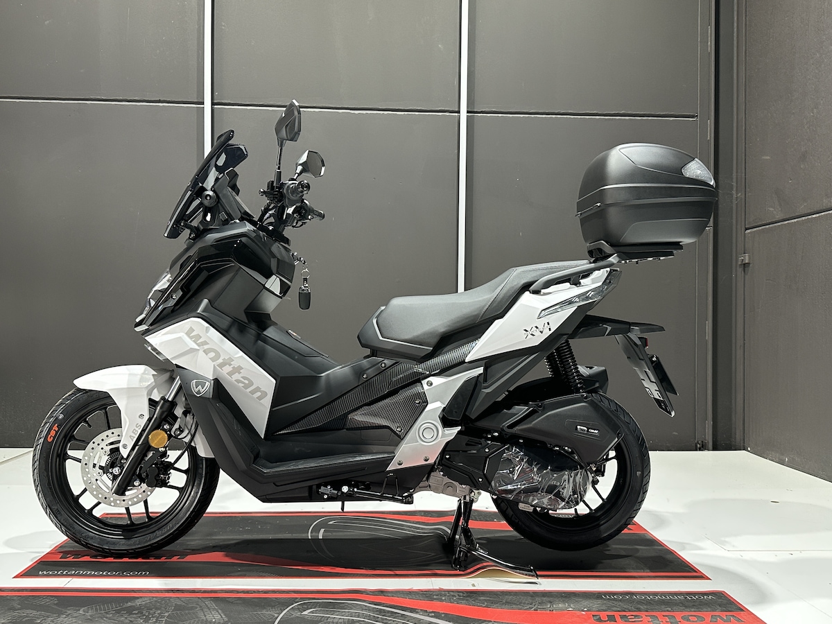 Wottan Sixteen 125: LE FOTO