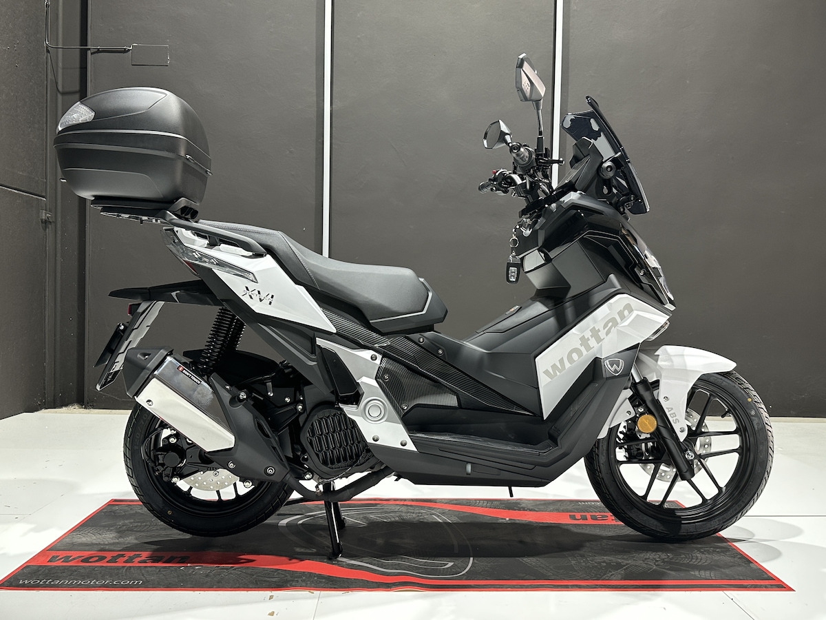 Wottan Sixteen 125: LE FOTO