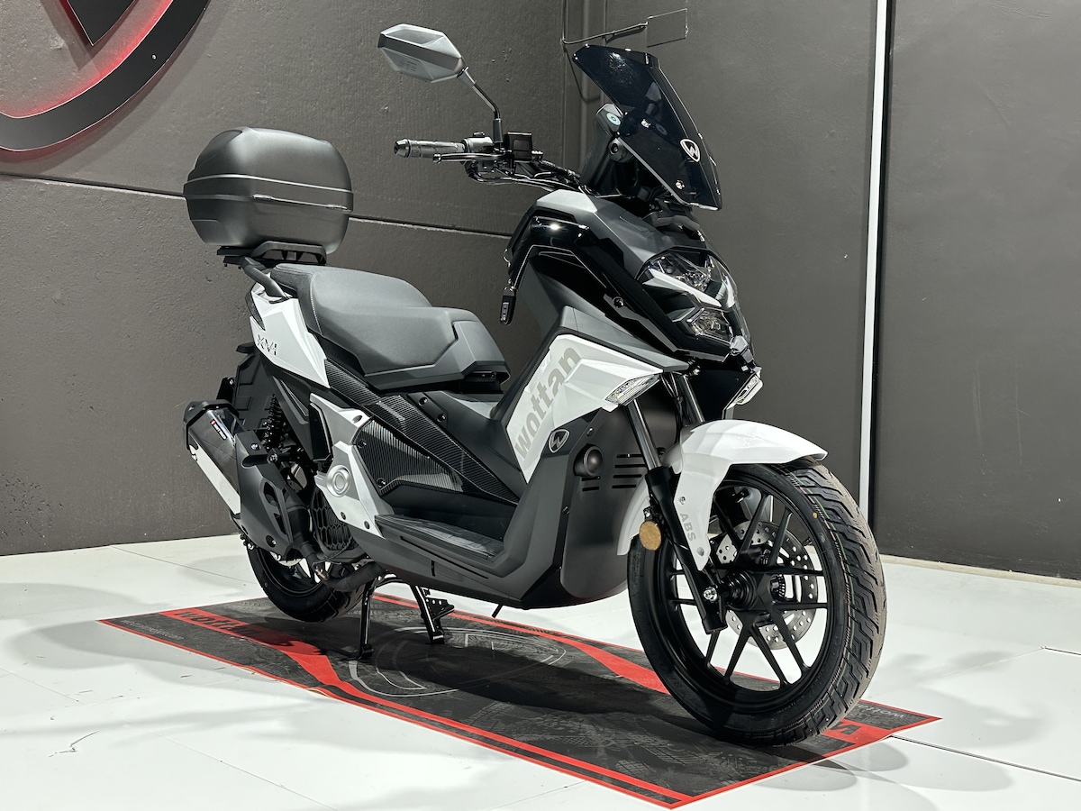 Wottan Sixteen 125: LE FOTO