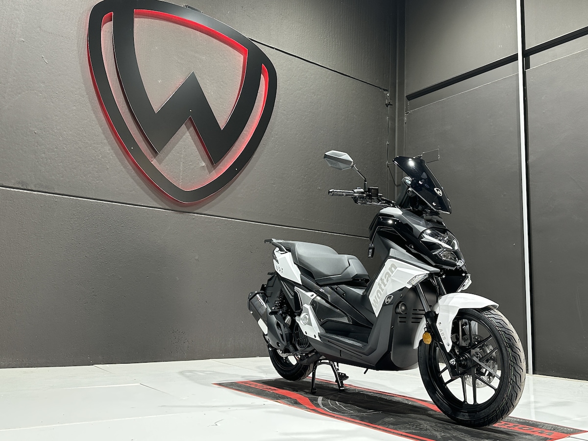 Wottan Sixteen 125: LE FOTO