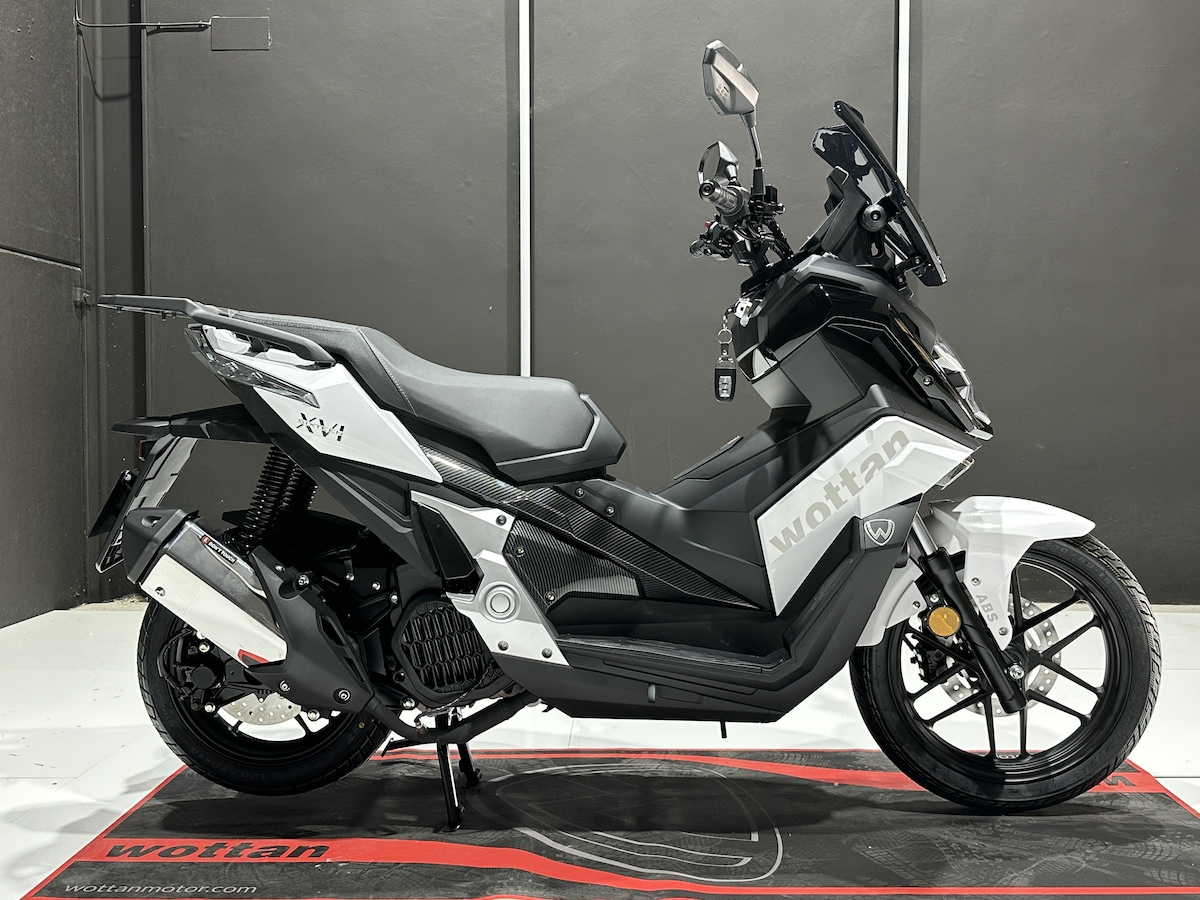Wottan Sixteen 125: LE FOTO