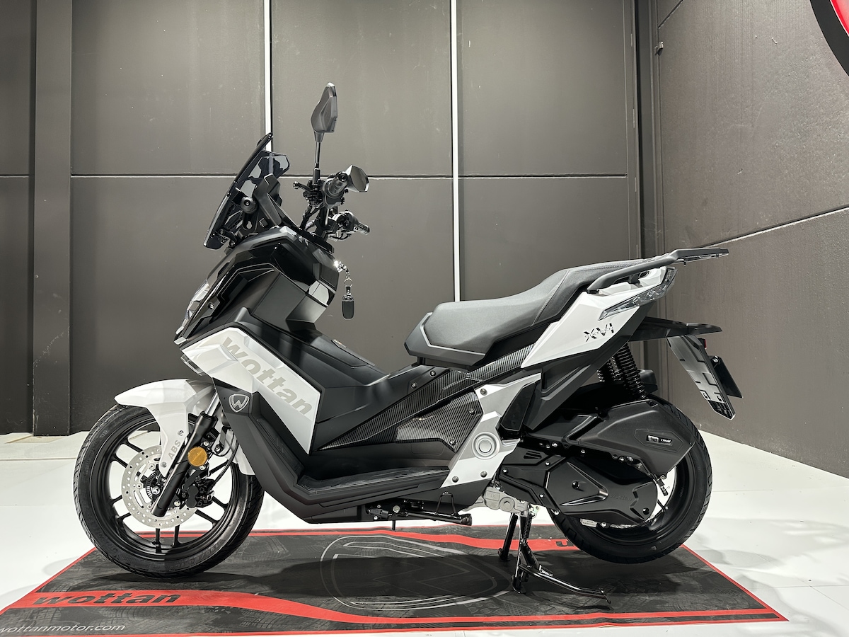 Wottan Sixteen 125: LE FOTO