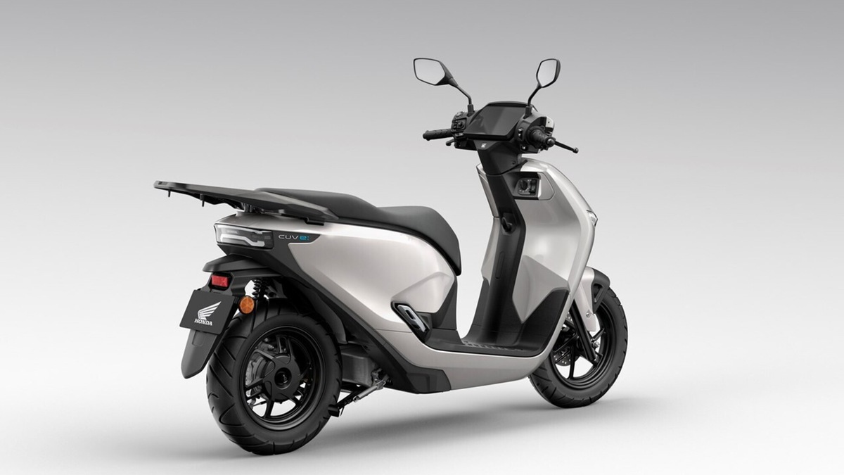 Honda, arrivo il nuovo scooter elettrico CUV e: LE FOTO
