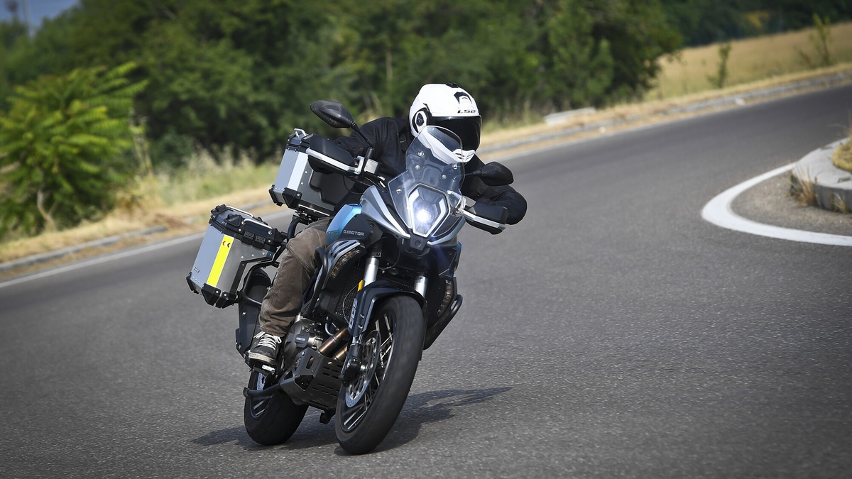 QJ Motor, SRT 600 SX: le foto della prova