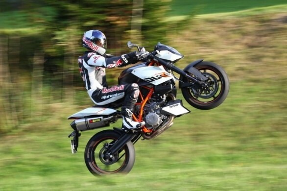 Falix Baumgartner: l’uomo che sfidava il cielo anche in moto