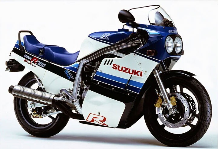 Suzuki, la serie GSX-R  compie 40 anni: ad Hamamatsu preparano una sorpresa