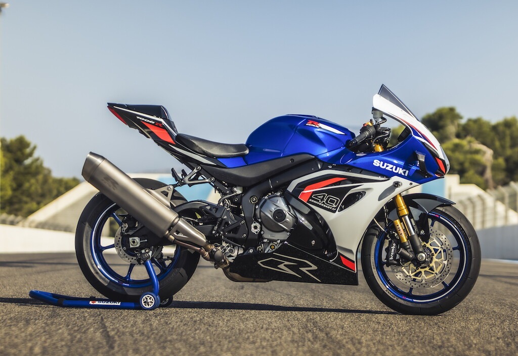 Suzuki, torna la GSX‑R1000R: dopo 40 anni la "Gixxer" non smette di combattere