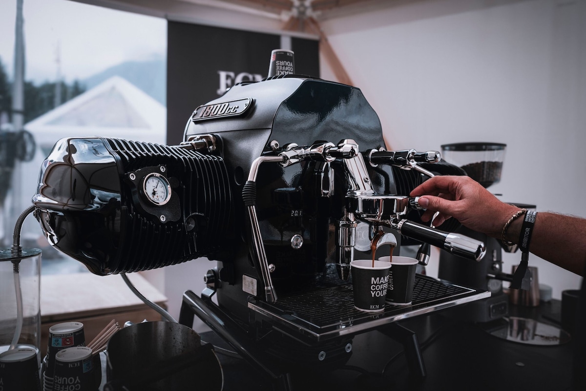 BMW, Big Coffee Boxer: le foto del motore  diventato una macchina da caffè