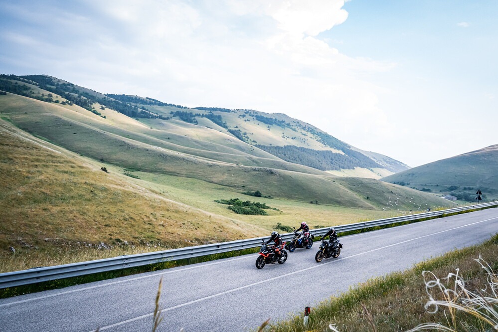 Comparativa, sportività su strada: le maxi naked nella Sport-bikes Arena 