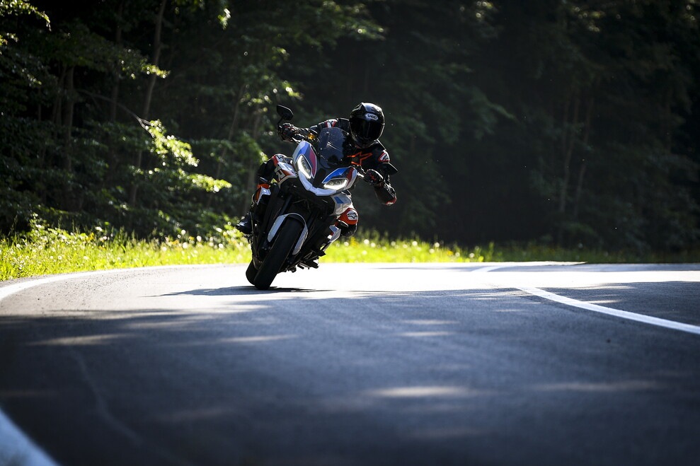 Comparativa, sportività su strada: le crossover nella Sport-bikes Arena