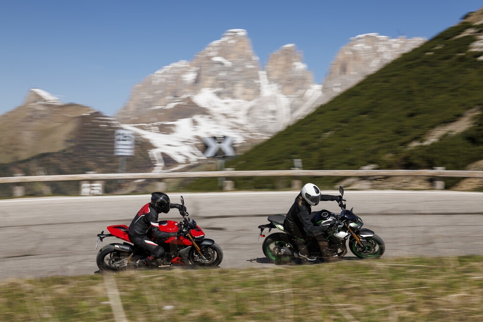 Ducati Streetfighter V2 S vs Kawasaki Z900 SE : le foto della sfida | Alpen Masters 2025