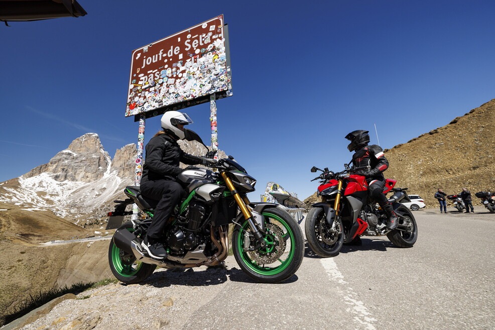 Ducati Streetfighter V2 S vs Kawasaki Z900 SE : le foto della sfida | Alpen Masters 2025