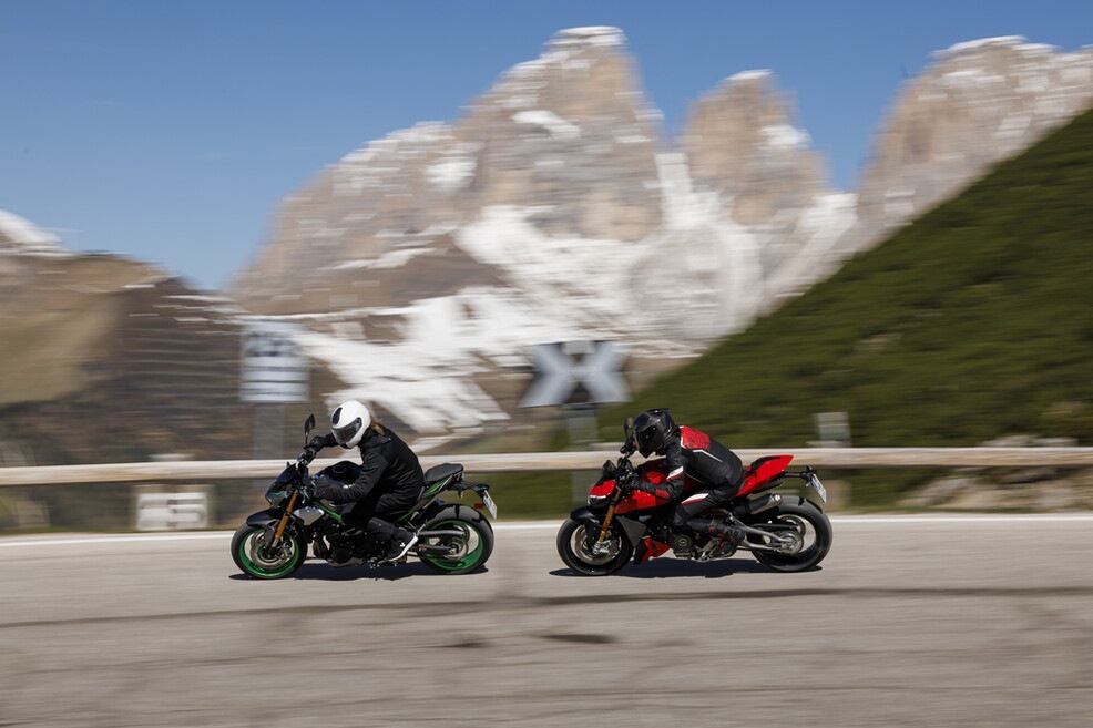 Ducati Streetfighter V2 S vs Kawasaki Z900 SE : le foto della sfida | Alpen Masters 2025