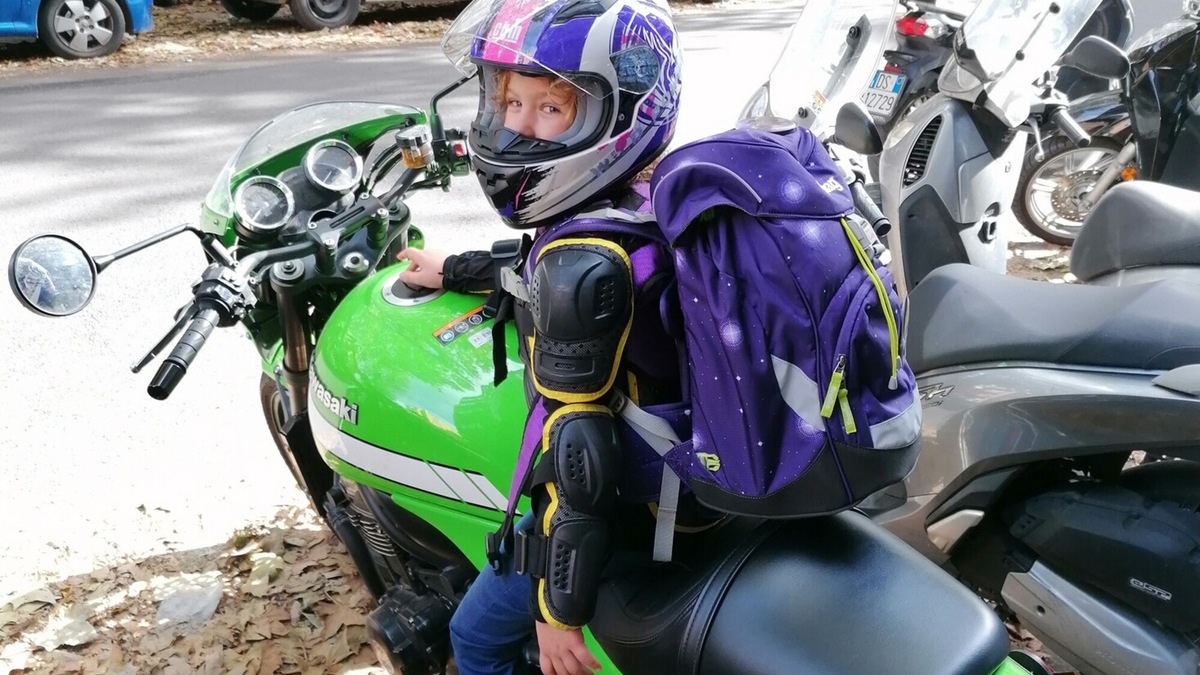 Come si portano i bambini in moto e sullo scooter?