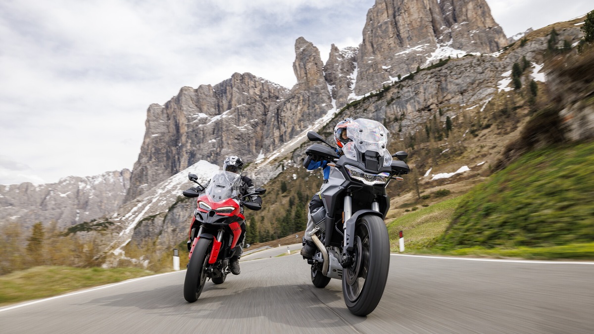 Ducati Multistrada V2 S vs Moto Guzzi Stelvio PFF | Alpen Masters 2025