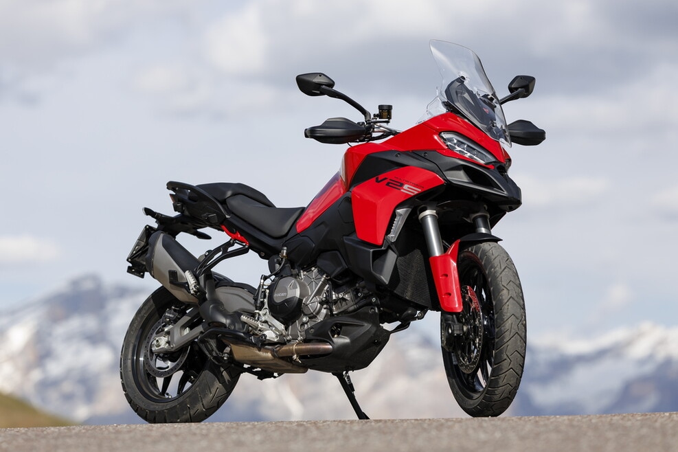 Multistrada V2 S vs Stelvio PFF: le foto della sfida | Alpen Masters 2025