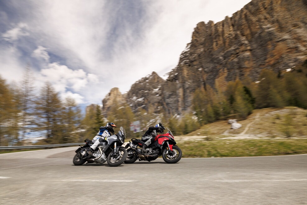 Multistrada V2 S vs Stelvio PFF: le foto della sfida | Alpen Masters 2025