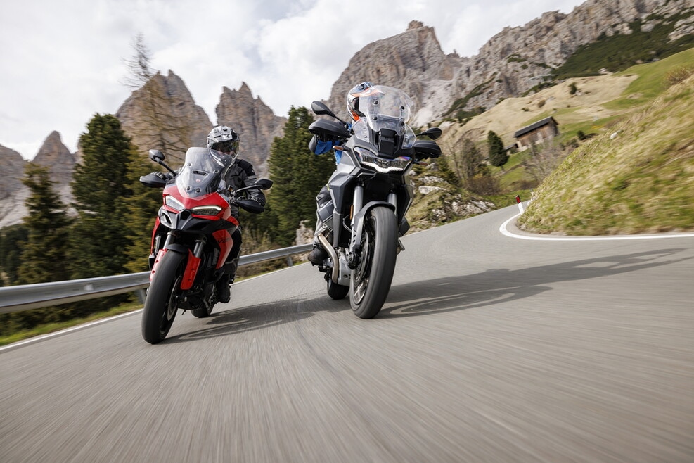 Multistrada V2 S vs Stelvio PFF: le foto della sfida | Alpen Masters 2025