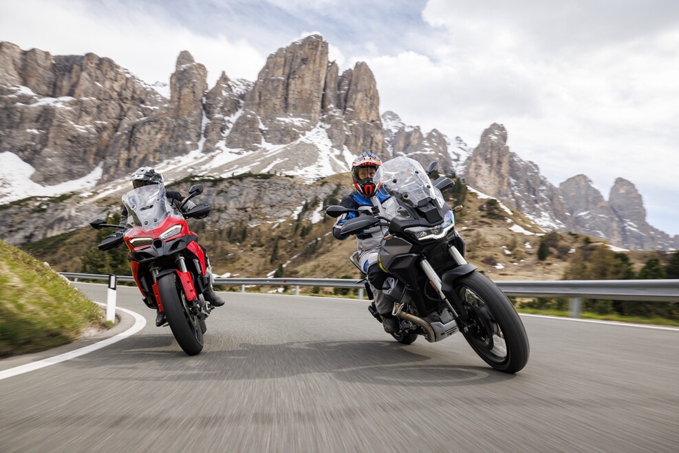 Multistrada V2 S vs Stelvio PFF: le foto della sfida | Alpen Masters 2025