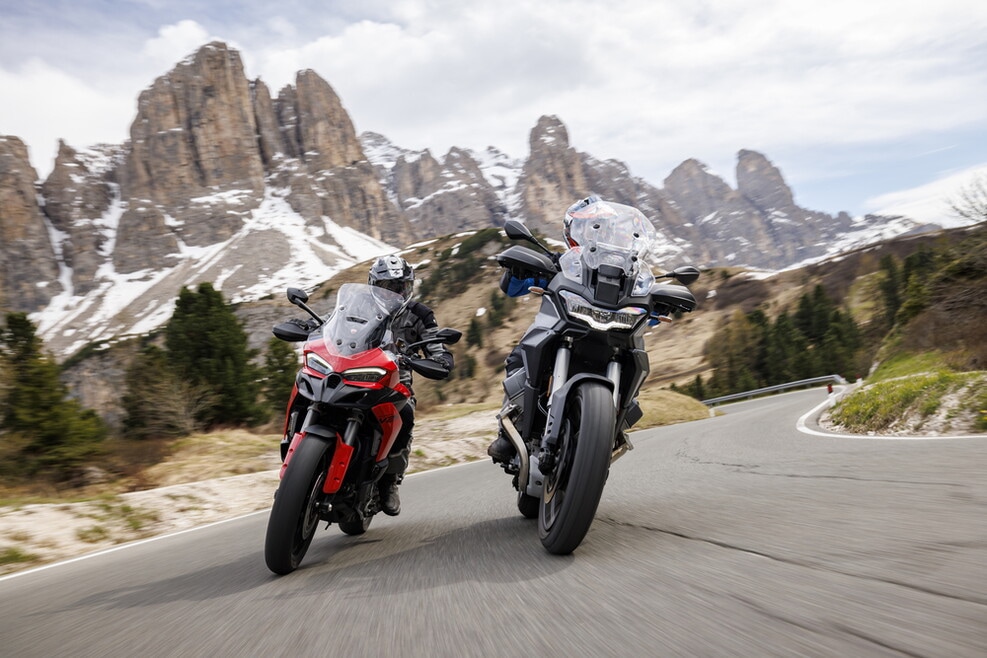 Multistrada V2 S vs Stelvio PFF: le foto della sfida | Alpen Masters 2025
